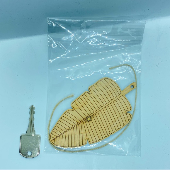 Wooden leaf ornament - Picture 3 of 4